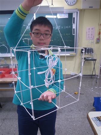 放大圖：裝燈完工,回家可以休息並思考花燈是要糊紙或裱布(布要自行選購)......下次發材料(棉紙或熱熔膠二選一)