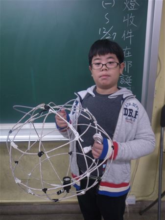 放大圖：今天完成裝燈+領色棉紙三張