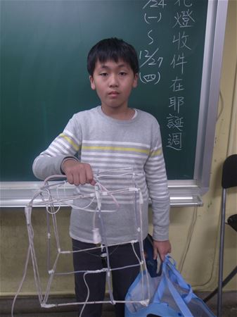 放大圖：今天完成裝燈+領色棉紙三張
