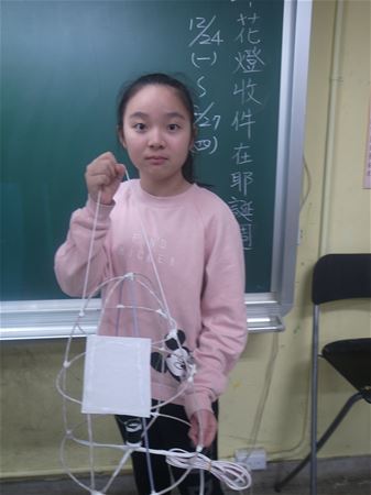 放大圖：今天完成裝燈+領色棉紙三張