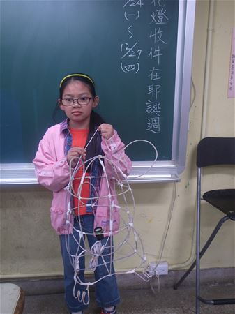 放大圖：今天完成裝燈+領色棉紙三張