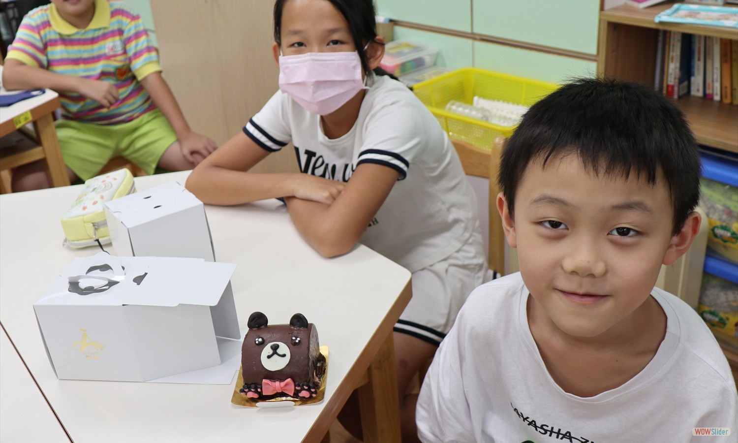 1090908 Yin Ting sends gifts on He Yin's birthday (4)